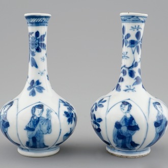 Een paar Chinese blauw-witte flesvormige vaasjes met lange Lijzen, Kangxi